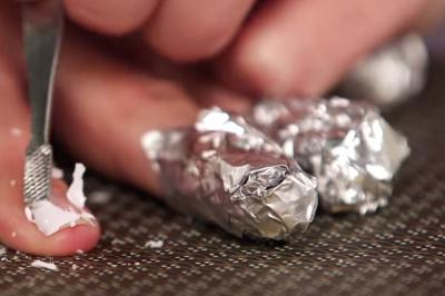 How to remove gel nail polish without damaging the nails