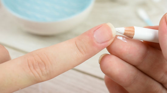 Use a nail whitening pen to whiten your nails